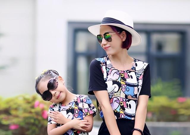 李嘉欣|李嘉欣穿透视裤和儿子逛街被吐槽，爸妈穿着暴露，不利于娃成长