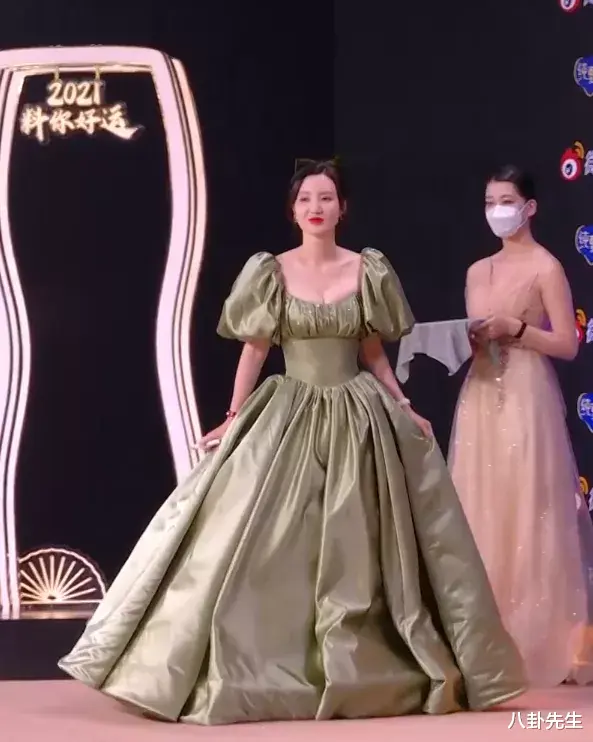 黄晓明|微博之夜女星斗艳：热巴精致如洋娃娃，江疏影穿着最大胆