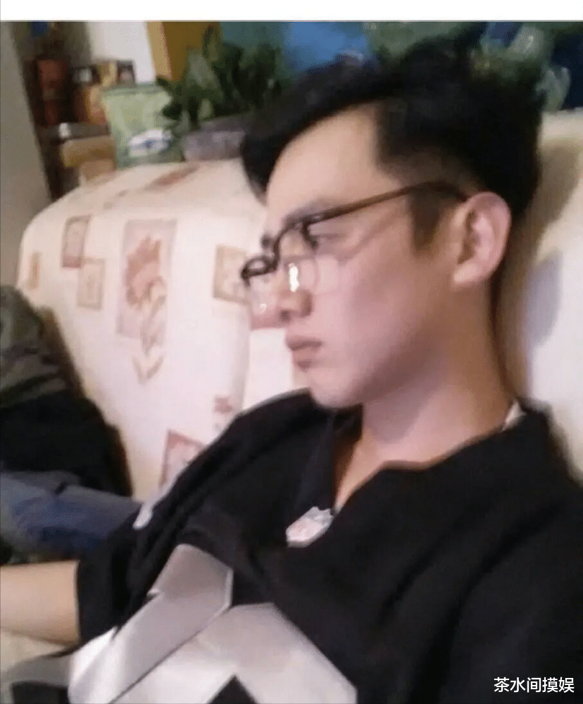 迪丽热巴|撞脸葛优、演清宫戏不用剃头，“秃头”毁了多少高颜值明星？