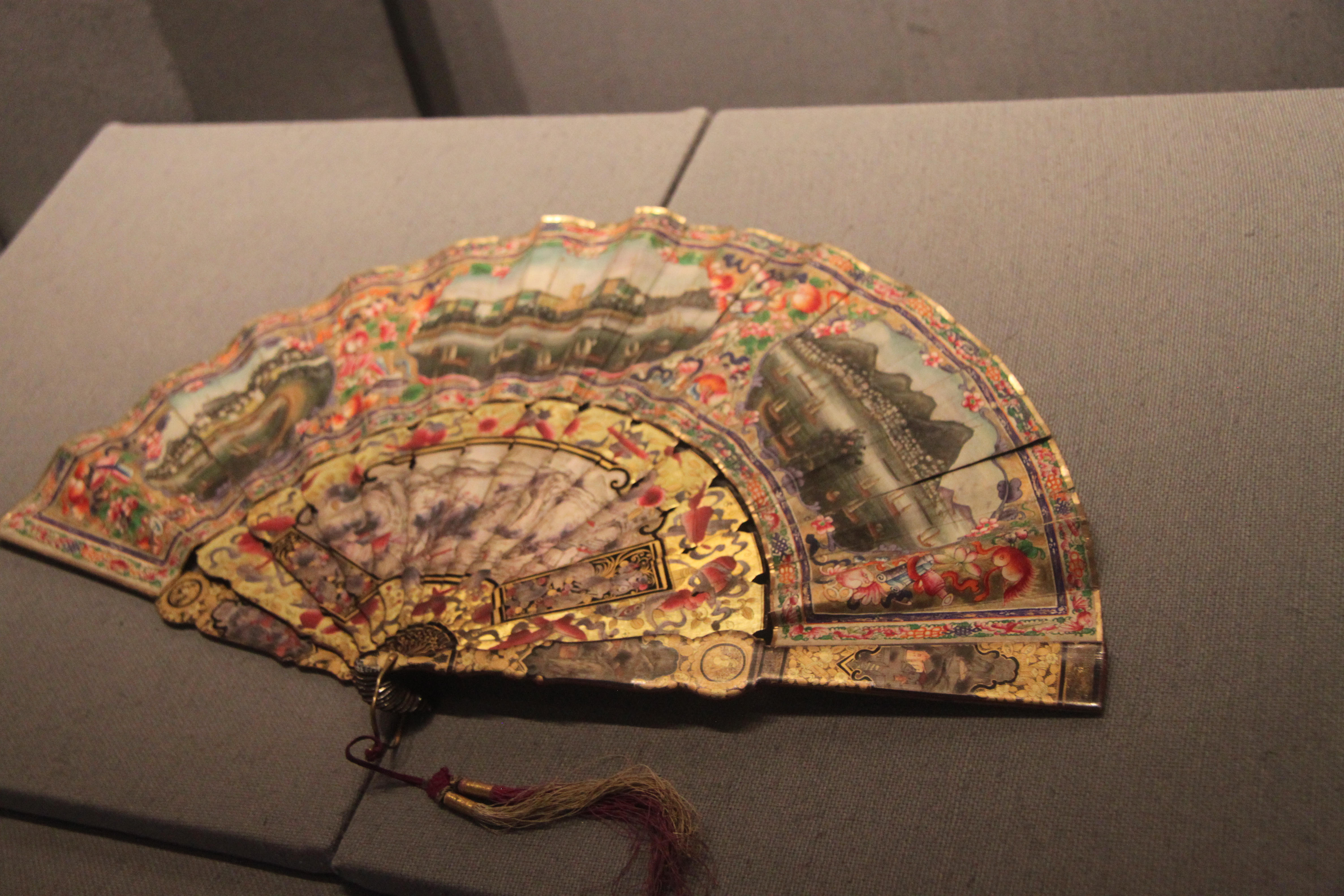 |广博展厅中，外销品品类涵盖画卷、金银器、钟表、瓷器和扇子等