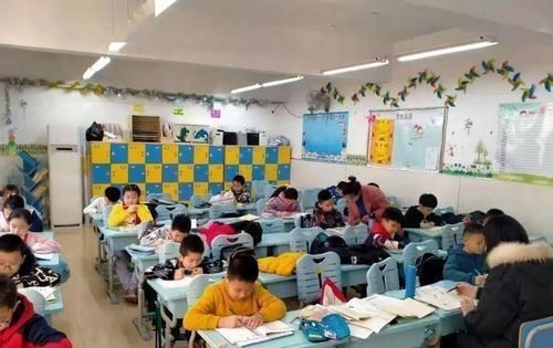 小学生放学头顶发光灯牌!家长:凭灯牌孩子领回家!网友:推广!
