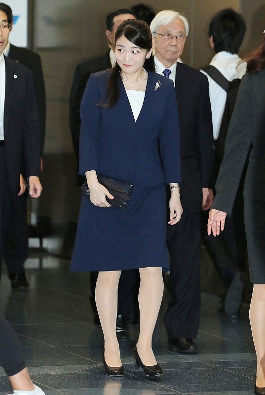 BiuFashion 当日本的公主真不容易呀，穿的裙子太有年龄感了，举动都要很优雅