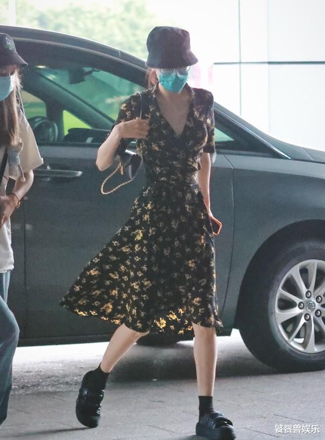 迪丽热巴|迪丽热巴抵杭州曝饭拍照，90花穿碎花裙搭凉鞋，身材好就是任性