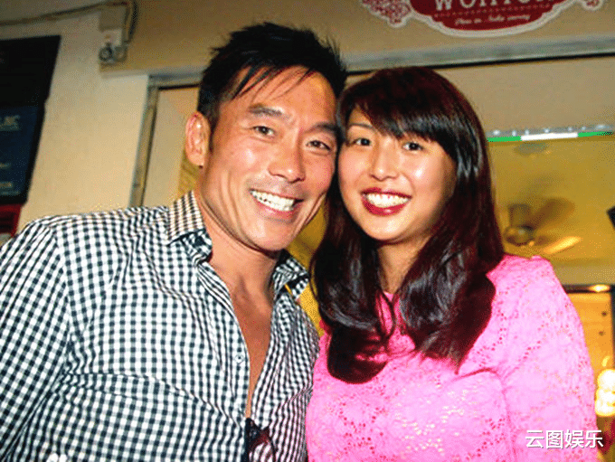 吴磊|郑浩南现身餐馆,夏天穿外套吃麻辣火锅,喝5元国产啤酒接地气