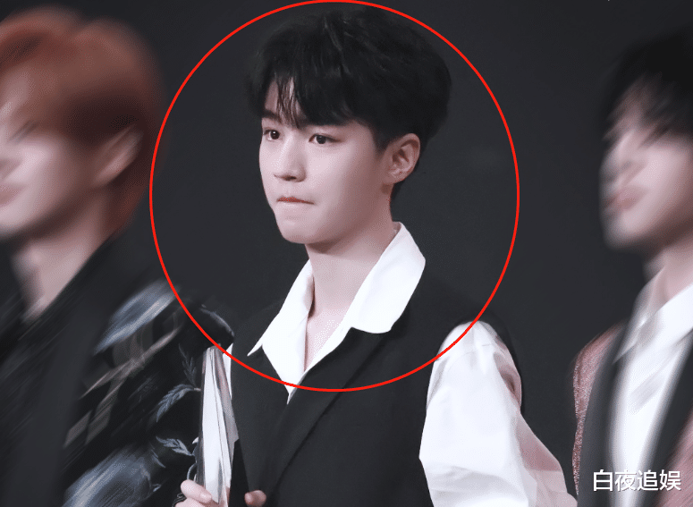 王俊凯|王俊凯“微博之夜”身高引热议，跟鹿晗张杰同框，真有180cm？