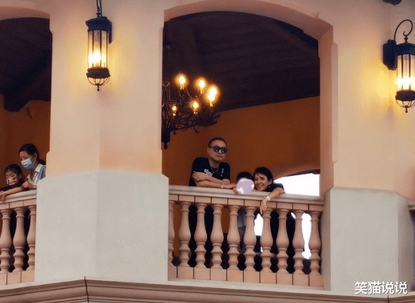 告白夫妇|网友晒章子怡汪峰一家五口游玩照，儿子眼睛很像汪峰，6岁醒醒与父亲腰部齐高！