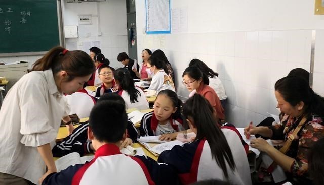 家有二宝育儿|开学一周实录,老师连连哭诉,孩子没人照顾,只因课后延时服务