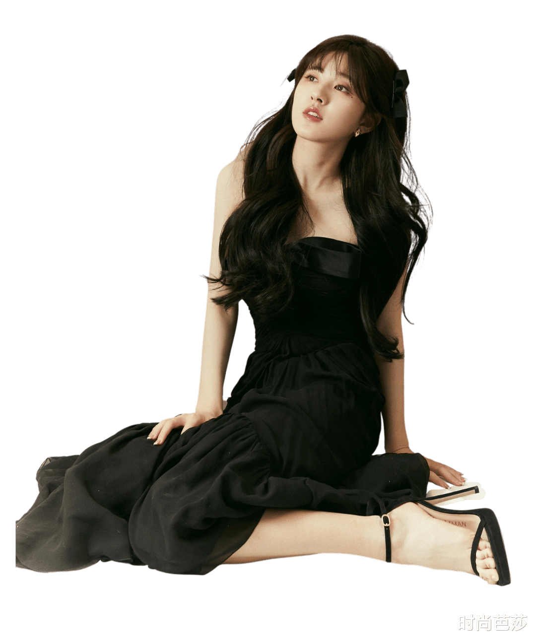 穿衣搭配|说实话，关晓彤的吊袜裙有点“惊”到我了