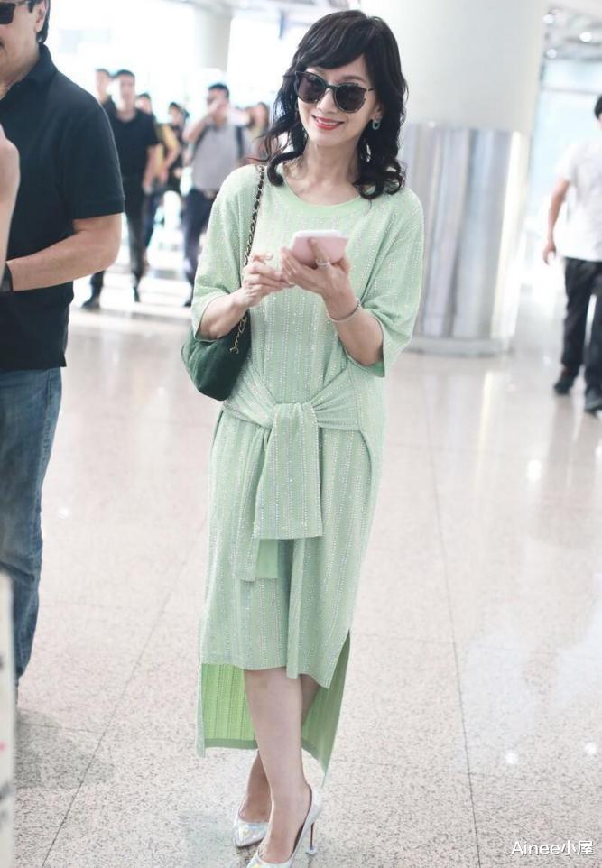 Ainee小屋|赵雅芝和小26岁熊黛林同框,真看不出是两代人,同穿裙装尽显韵味