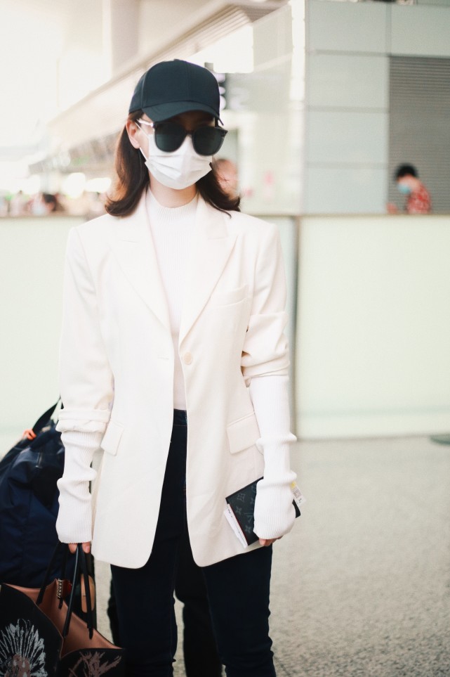 陈数|陈数懒理老公约会嫩模，独自走机场赶行程，穿西装女强人派头足