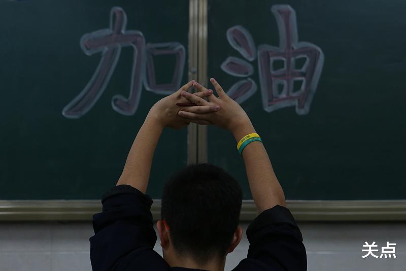 男子在超市内高举孩子,大声呼喊,引人关注