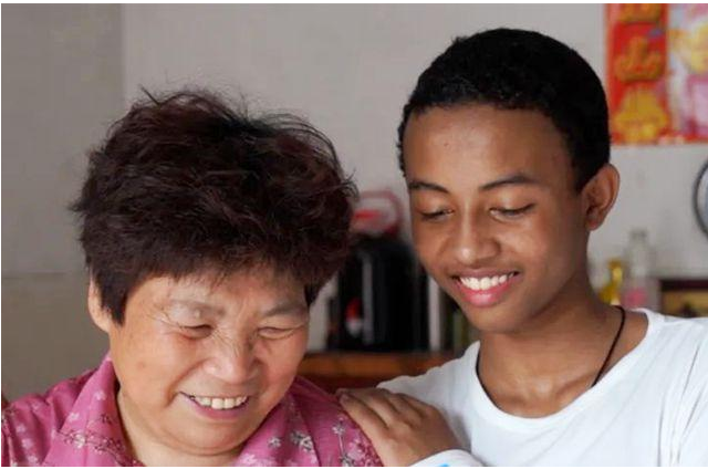 兜妈爱叨叨|11年前，浙江老人收养非洲混血儿遭议论，如今苦尽甘来成幸福奶奶