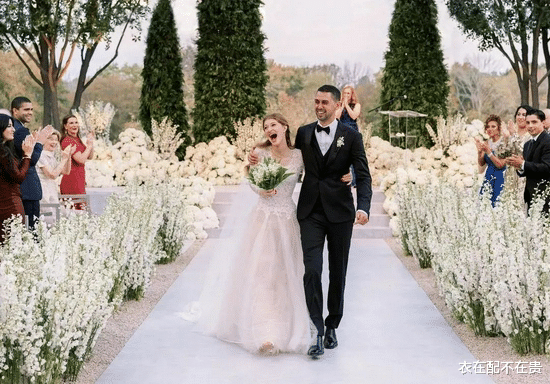 衣在配不在贵 盖茨女儿在自家马场举行婚礼，穿高定婚纱很优雅，伴娘团颜值一般