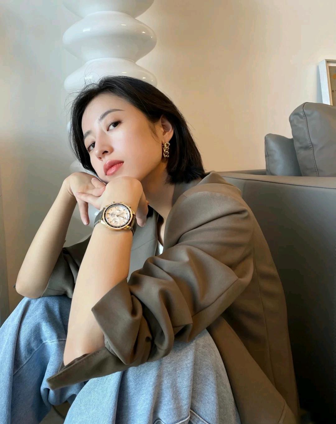 发型|波浪卷已经不流行了，今秋流行直发，减龄显脸小