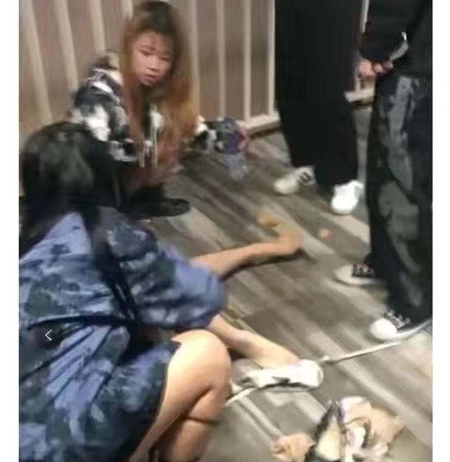 胖哥说说 女孩遭多人暴力侵害，疑被逼吃垃圾、扒光罚跪、矿泉水瓶塞下体