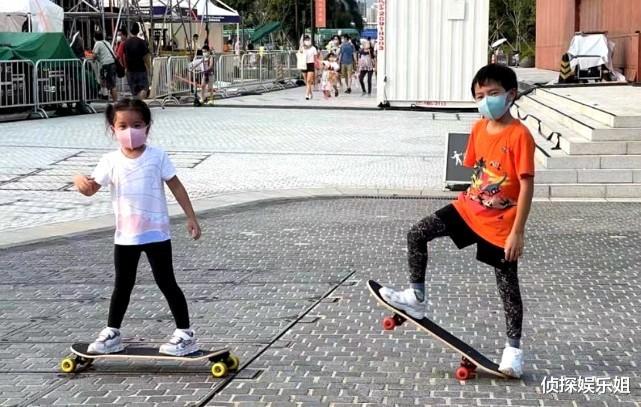 英皇|霍启刚携儿女为中国奥运健儿加油，女儿站国旗下举着妈妈金牌卖萌