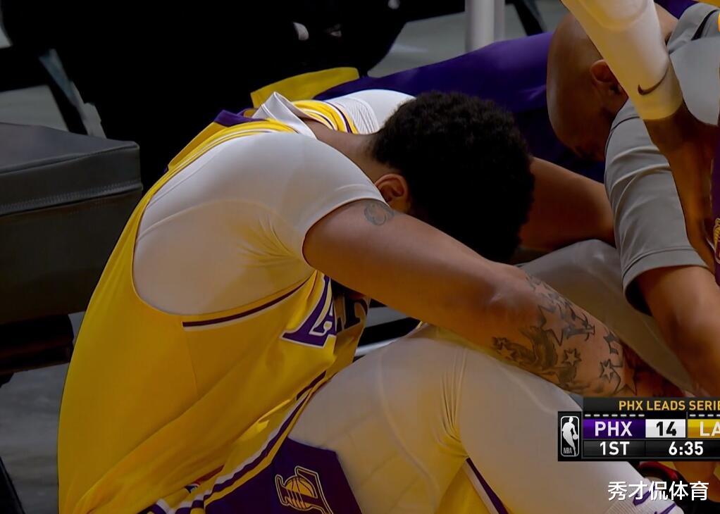 安东尼·戴维斯|疼到龇牙咧嘴！慢镜头回看浓眉哥伤情复发瞬间，已被布克针对性攻击