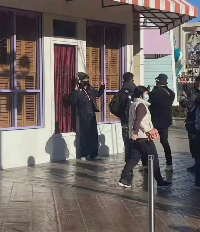 肖战|肖战打卡环球影城,请粉丝吃冰棍,同款手套被卖断货