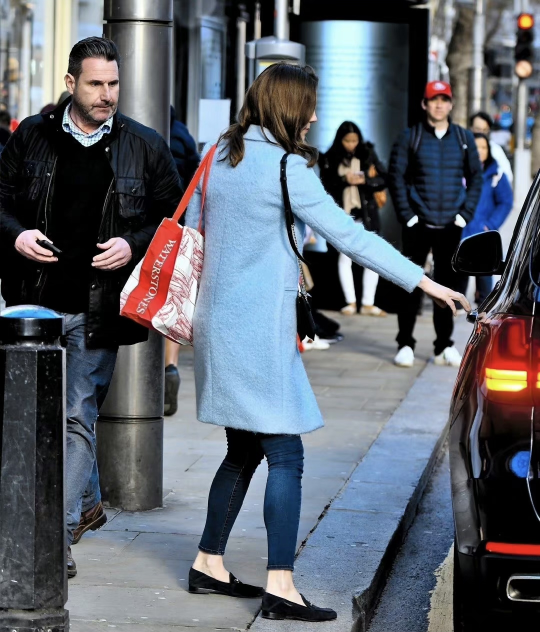 爱买买买的百万姐 凯特王妃现身平价超市,穿衣朴素妆容淡雅,低调出行买万圣节装饰