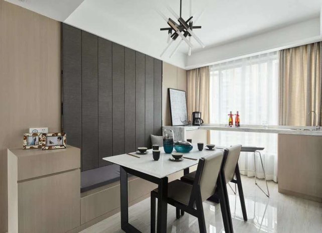 时尚干练104平简约风三居室，电视柜与阳台的设计很亮眼!