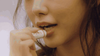 水果 涂口红时千万别用“啵”一下,教你加多一步,就能不沾杯不掉色