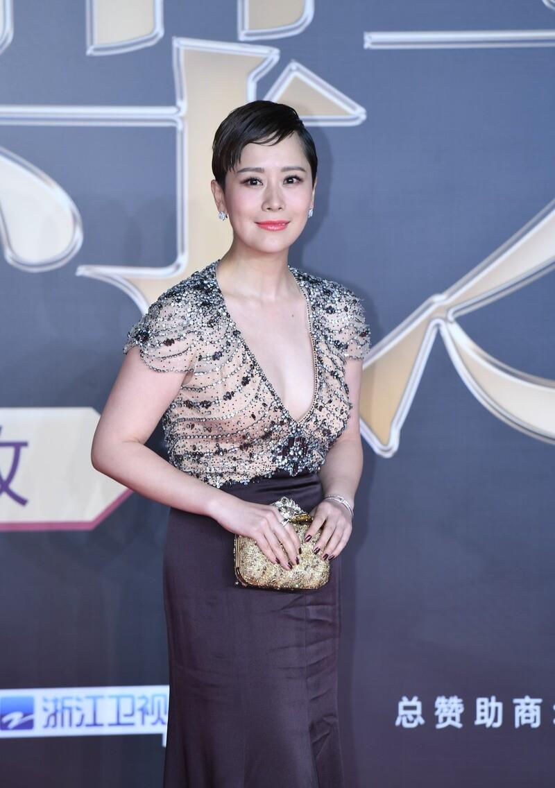 海清|海清不愧是国民媳妇,穿深V礼服配利落短发,风韵十足优雅大方