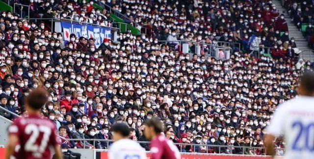 小翔很忙|?Steam沙盒游戏推荐，《方块方舟》运动会玩家犯规被丢去喂恐龙