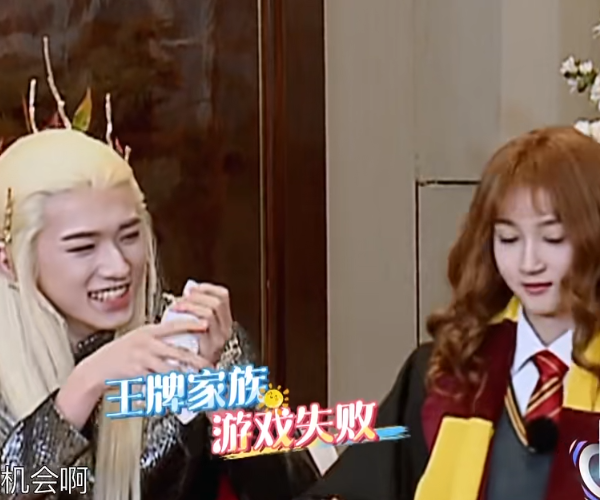 关晓彤|华晨宇关晓彤桌子下互碰脚趾，宋亚轩一脸紧张，疯狂暗示：有镜头