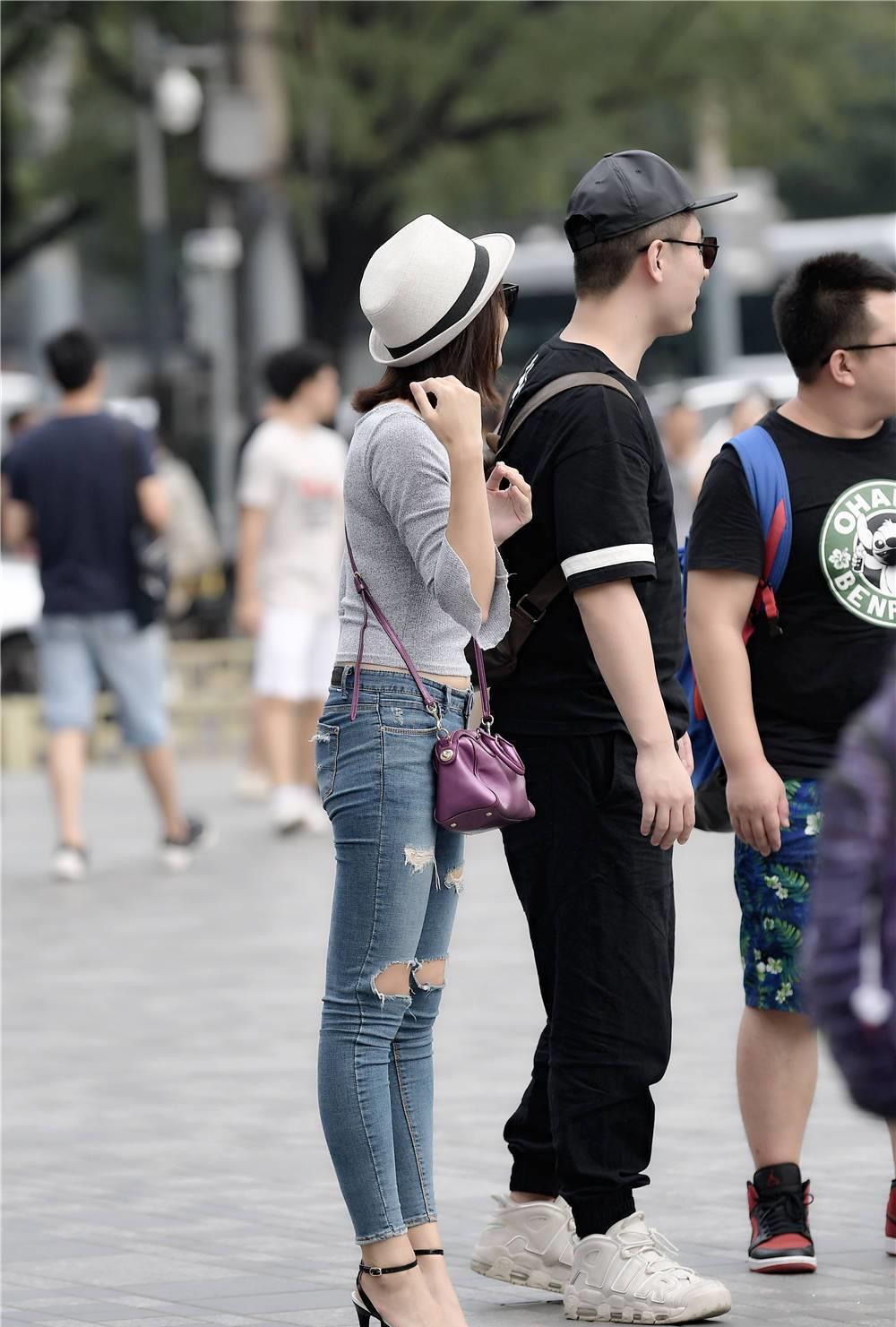 六九街拍|蓝色破洞紧身牛仔裤，搭配灰色长袖修身小衫，适合初秋的搭配