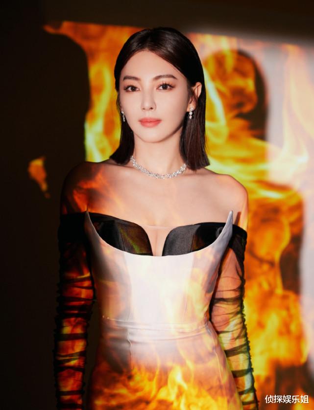 张雨绮|张雨绮现身活动被指脸僵认不出，与自拍差别明显，网友：不要动脸