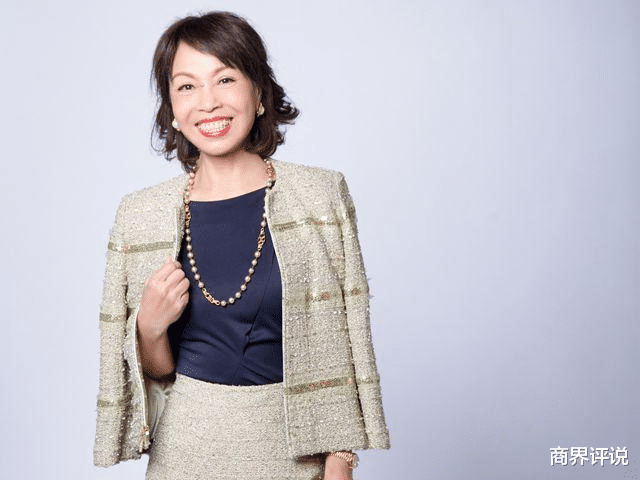 收音机坏掉了,她去找物理老师修理,后来嫁给对方如今成首富夫人