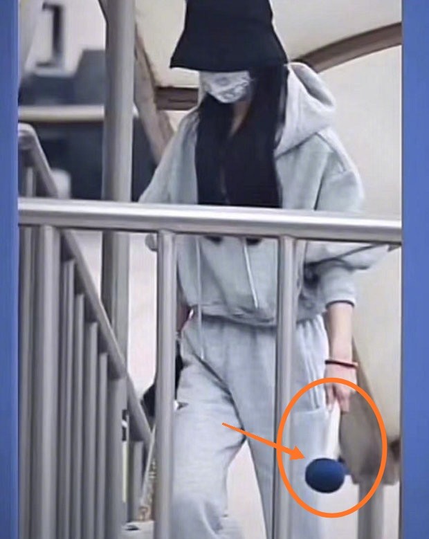 赵丽颖|赵丽颖宣布离婚后首现身，打扮低调包裹严实，有谁注意到她手上的养生锤？