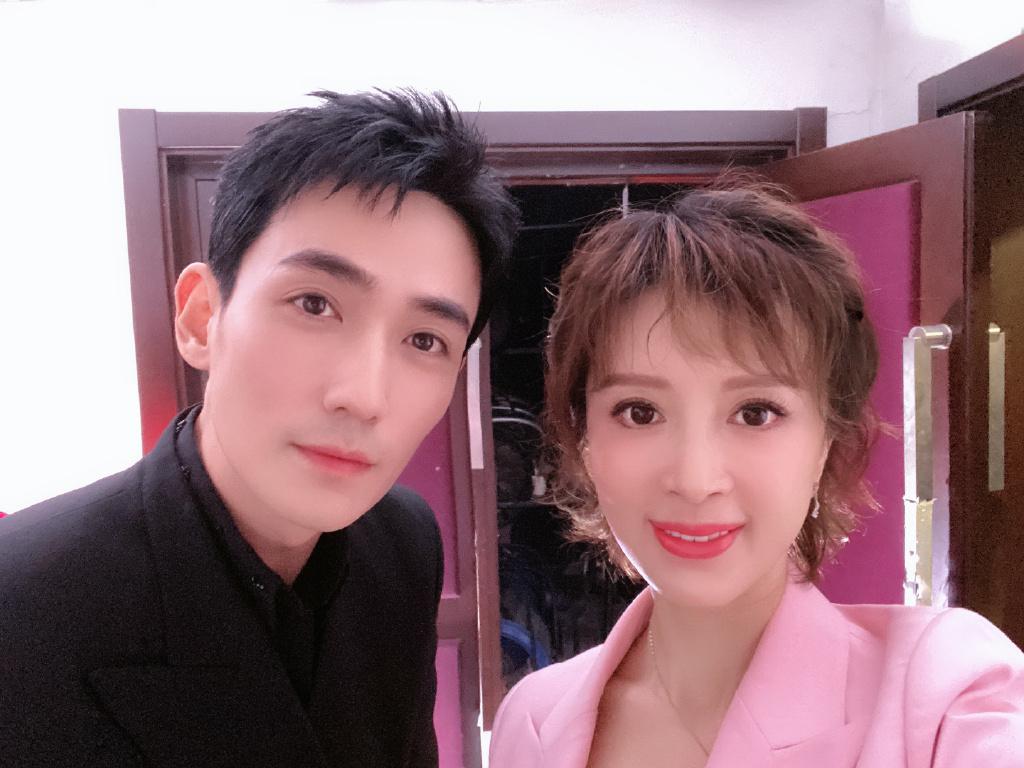 穿衣搭配|金巧巧越来越有强势感，一身职场老板装束，气场不比男人们弱多少