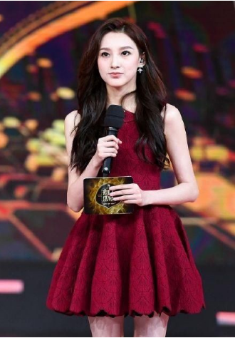 央视|央视女主持走秀时泳裤滑落，却很坦然走完全程：谁爱看谁看去呗