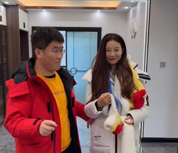 姜涛|姜涛小羽毛楼梯间接吻被拍，女徒弟当晚离开姜家大院，泪洒直播间