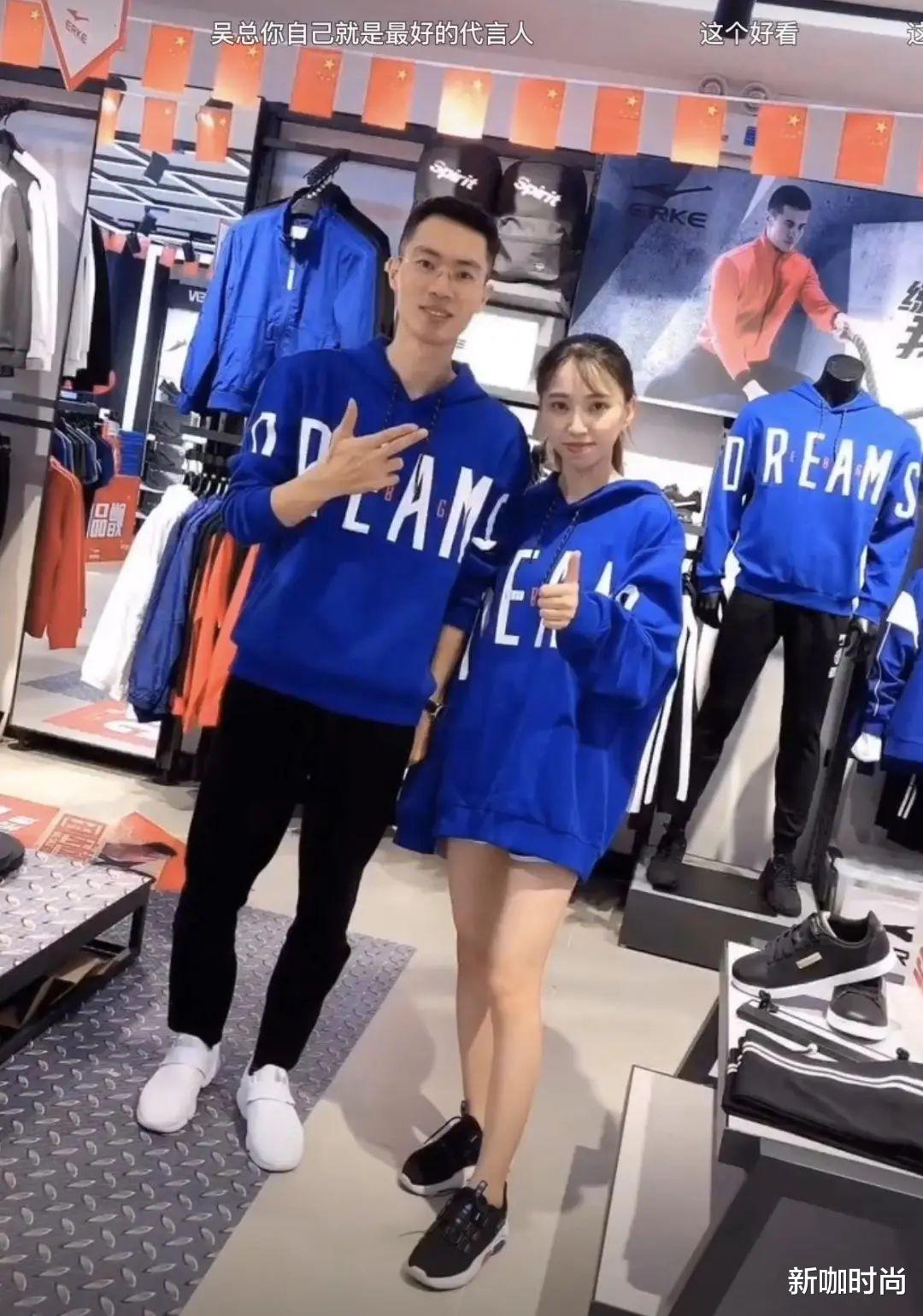 新咖时尚|被鸿星尔克老板圈粉，穿自家卫衣帅气阳光，年近五十却像个小伙子