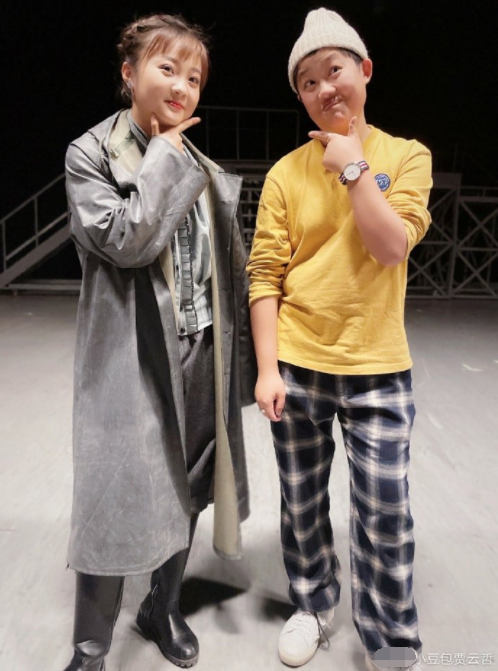 林妙可|林妙可毕业聚餐照曝光，和美女同学同框颜值出众，穿短裤秀美腿