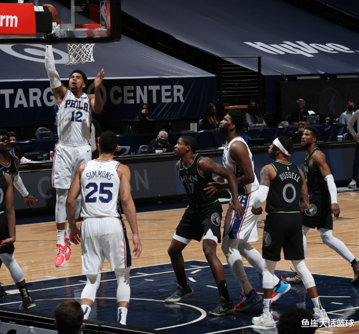 斯蒂芬·庫里|狂勝24分！拉塞爾低迷，庫里爆發霍華德3+10，恩比德37+3打爆狼隊