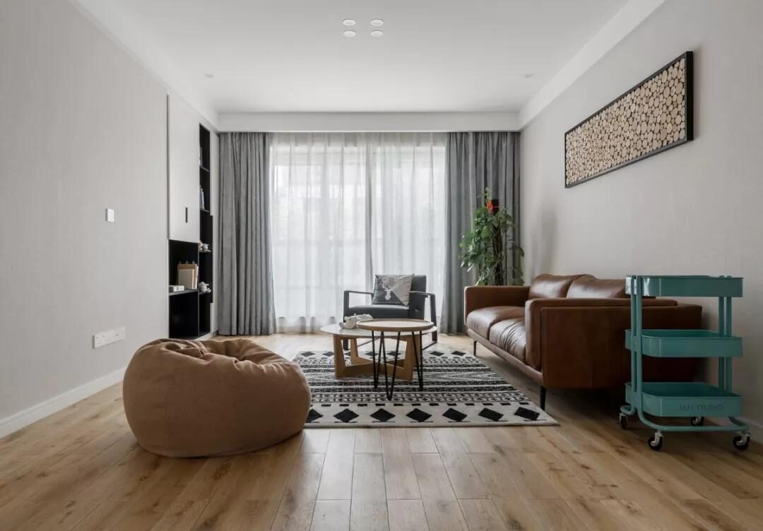 越来越多人不把沙发靠墙摆放了，聪明人都这样做，更实用美观！