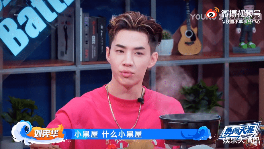 张艺兴|《街舞4》张艺兴为了瞒着新队长“节目套路”，开启战术性喝水