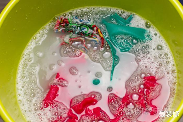 洗衣服用洗衣粉还是洗衣液？听内行人说，才知道我家一直用错了！