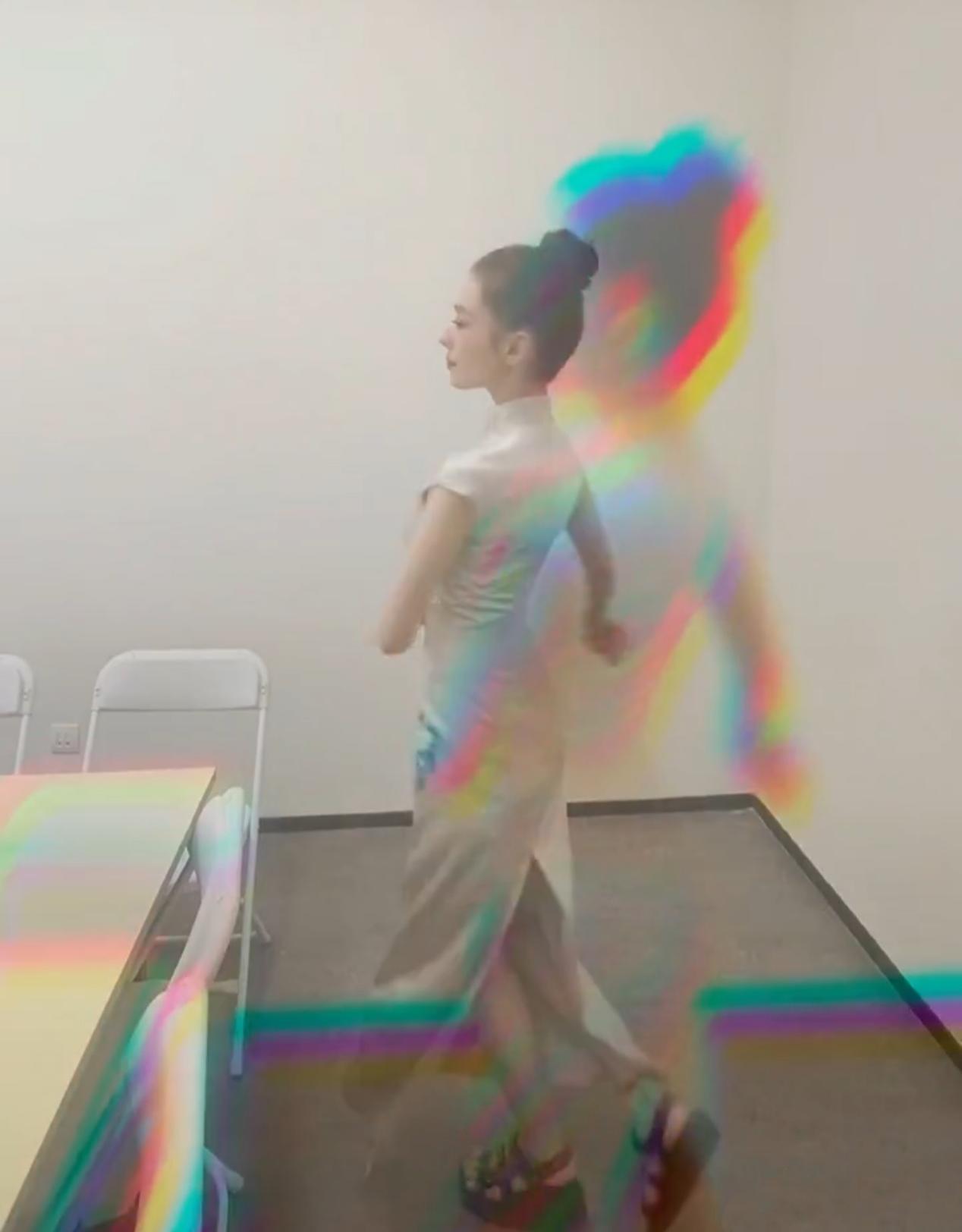 方脸妹说时尚|吉娜穿旗袍曲线迷人,满身刺绣显高贵,怪不得郎朗肯送DR钻戒