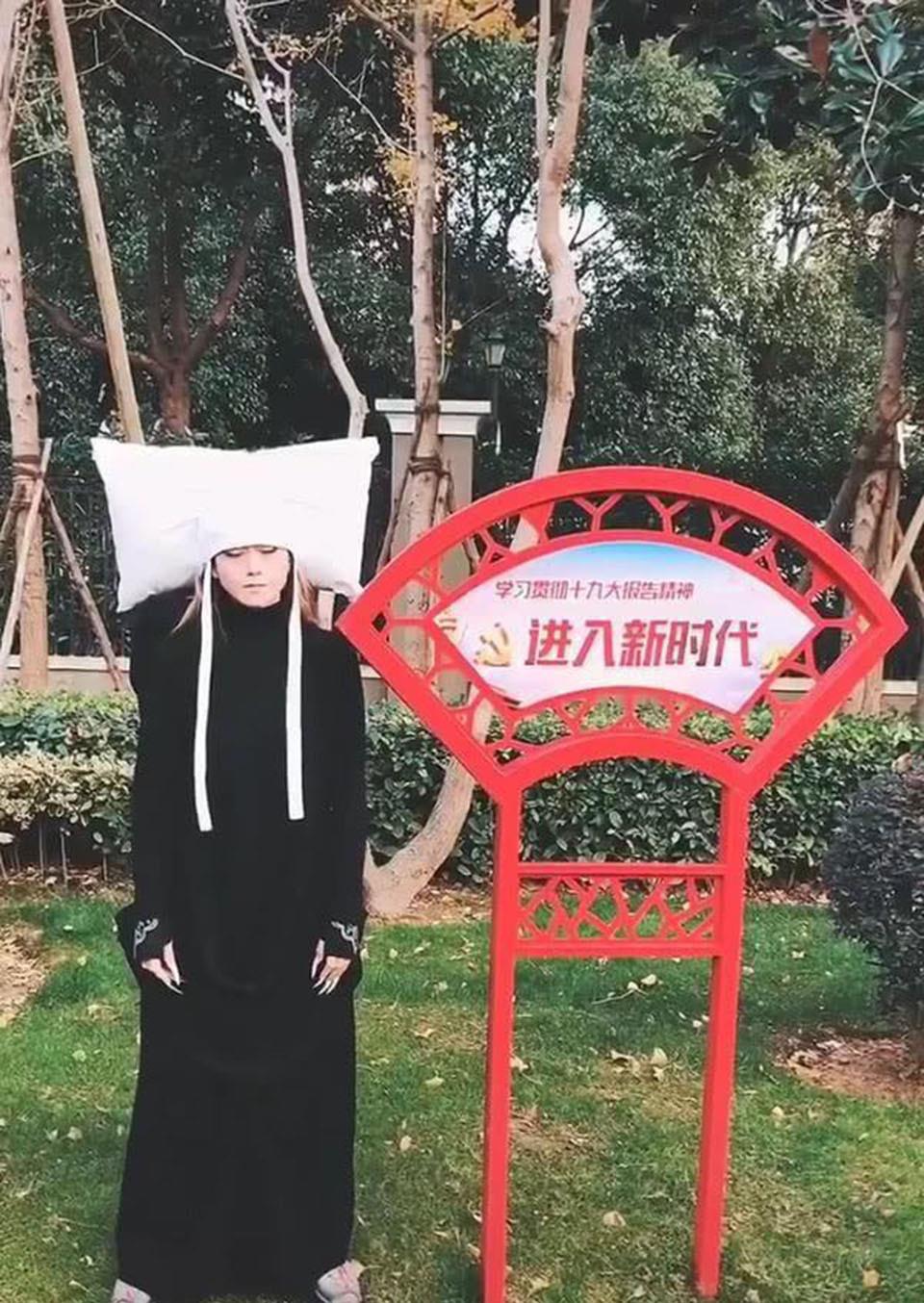 杨丽萍|作妖还是新时尚？杨丽萍枕头闭眼走路，黑衣服白枕头！网友：魂哆嗦