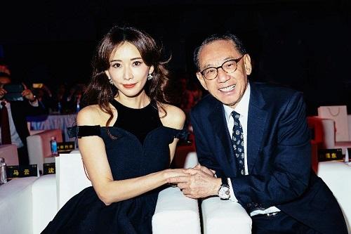 梁咏琪|梁咏琪与郑伊健同居惹怒杨受成，被塞蛋糕报复，向华胜出面才化解