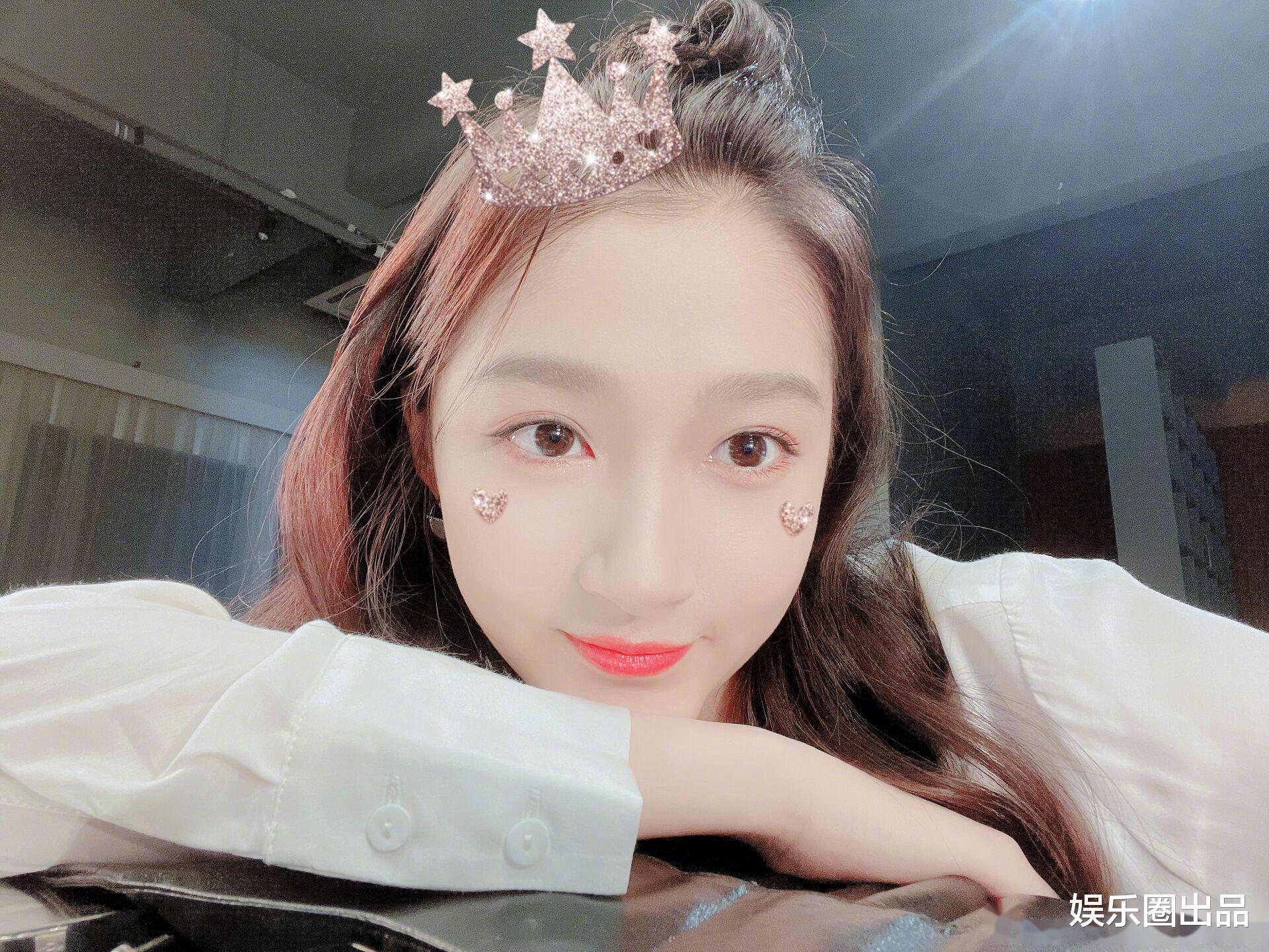 黄晓明|关晓彤清空自拍存货，穿露背装不惧显身材，亲吻猫屁股引热议