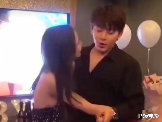 张哲瀚 想收拾别人，却先把自己收拾了，明星搬石砸脚的样子，滑稽又可笑