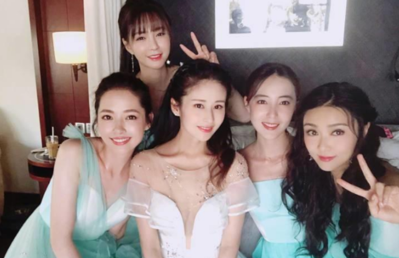 景甜|颖儿“伴娘团”曾被嘲没排面,今成人生赢家,高攀不起