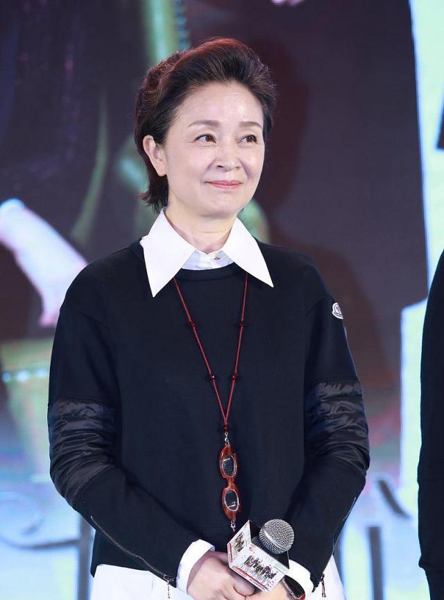 懒美人时尚|刘莉莉穿搭真时髦,笑容亲切非常有感染力,看着完全不像60岁