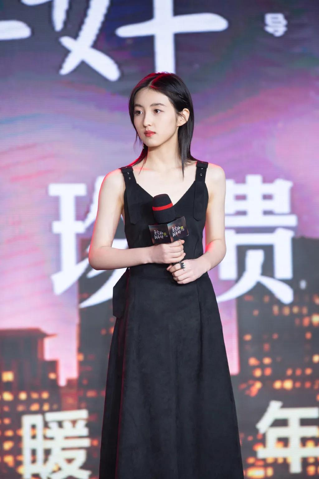穿衣搭配|张子枫的时尚弯路走太远，00后小姑娘遭无数吐槽，得亏现在已翻身