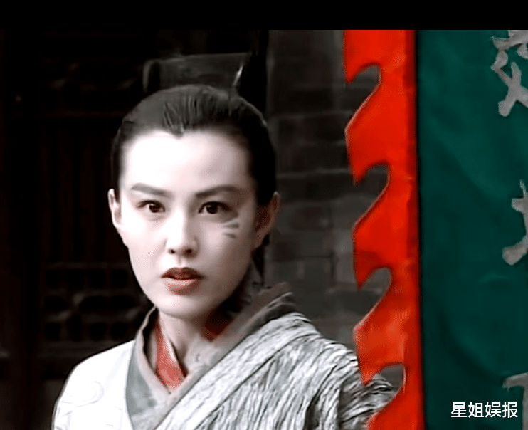 刑警|从刑警跨界当演员，被称为“内地第一绿叶美女”，她现又复出拍戏了